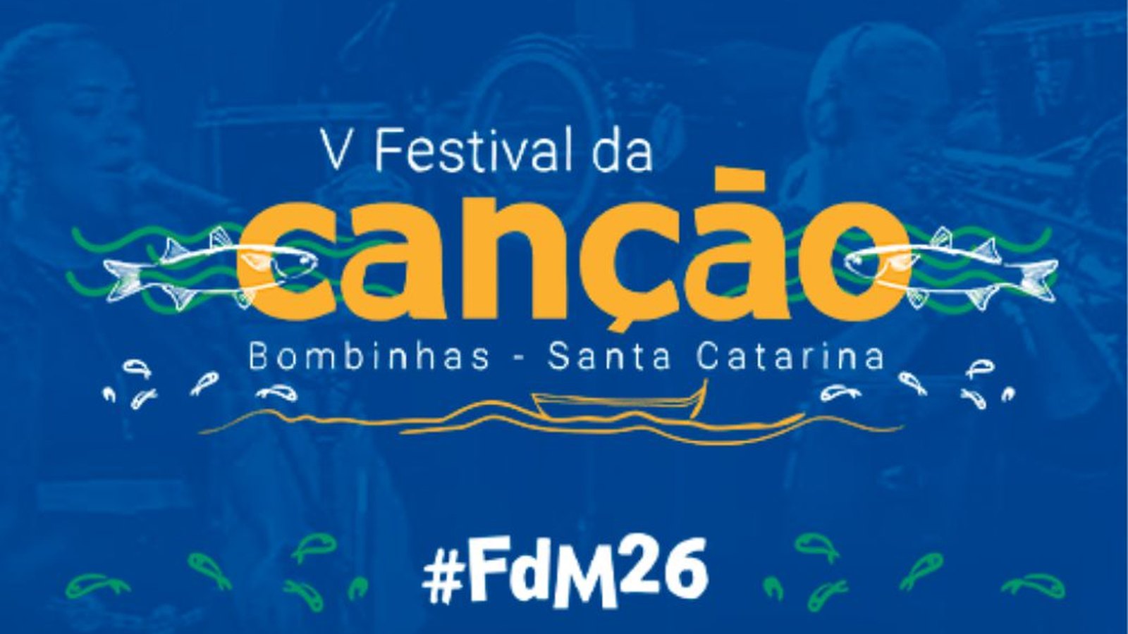 Arte de divulgação do V Festival da Canção de Bombinhas: fundo azul com o nome do festival em letras amarelas grandes, desenhos de peixes e de um barco a remo em traço branco, e a hashtag FdM26 na parte de baixo.